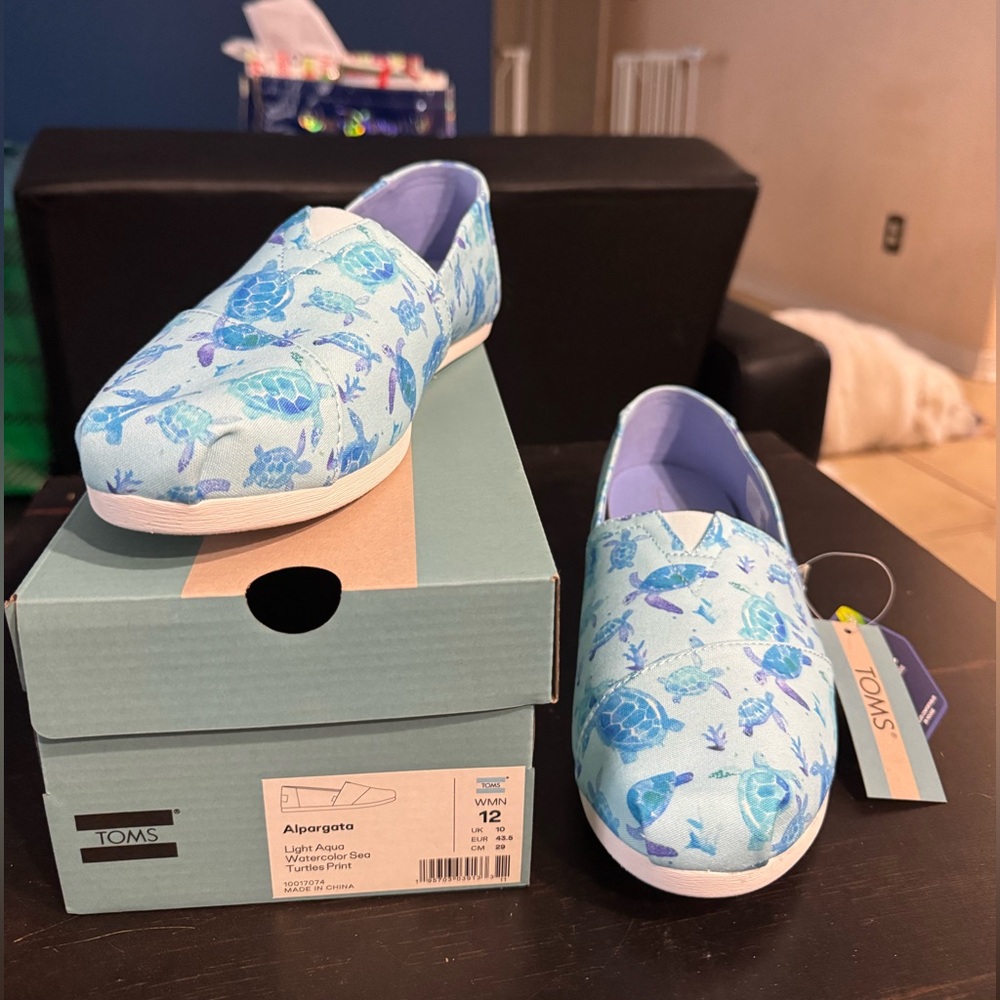 NWT Toms size 12